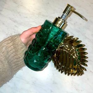 Soap dispenser and soap dish